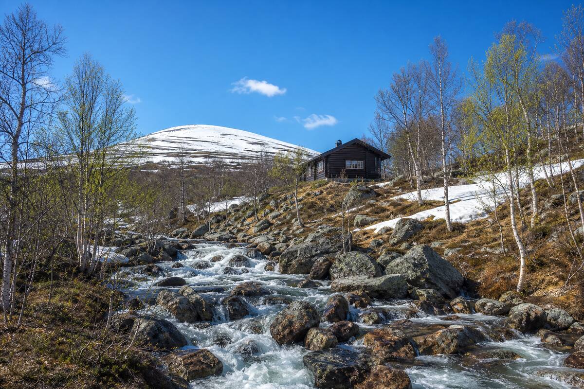 Kevät Rukan tunturissa, lumien sulaminen ja kuohuva koski