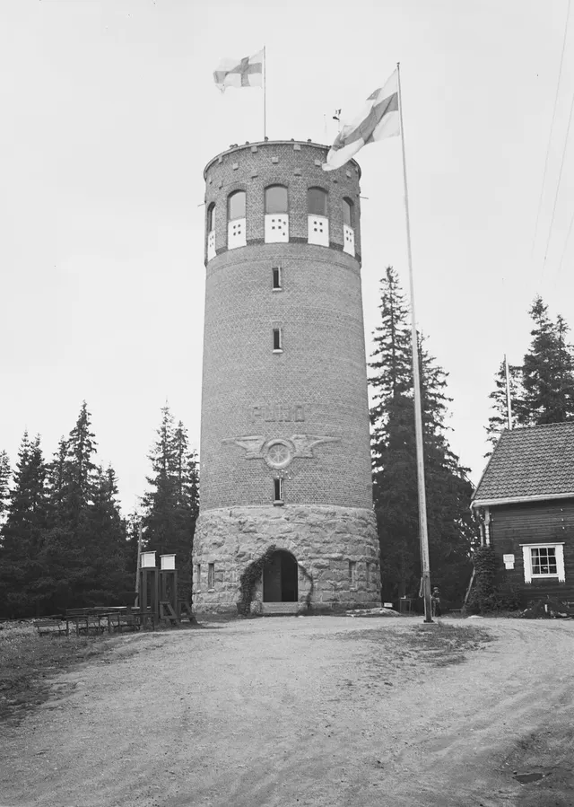 Puijon tiilitorni ja Puijon Pirtti vuonna 1936