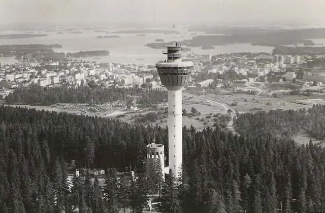 Uusi ja vanha torni rinnakkain vuonna 1963