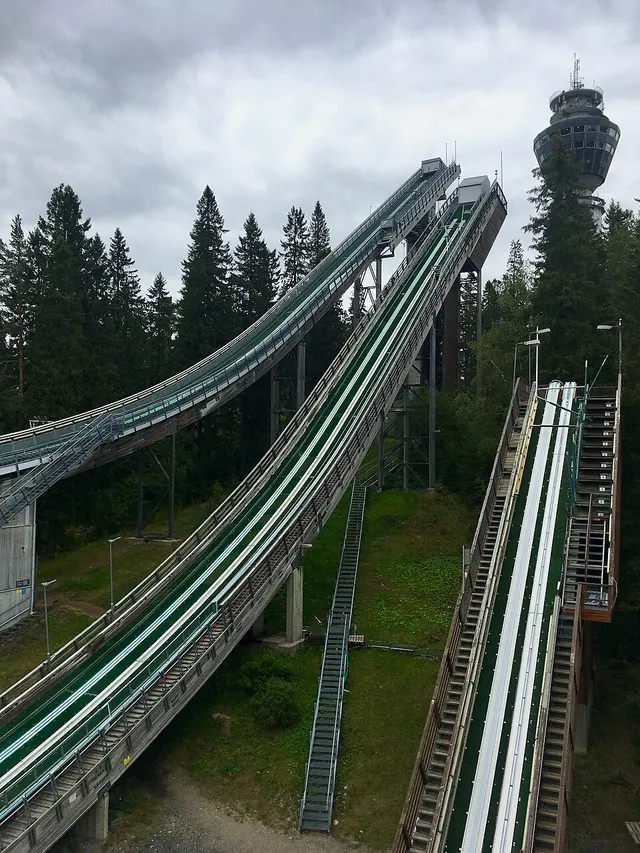 Hyppyrimäet ja Puijon torni vuonna 2019